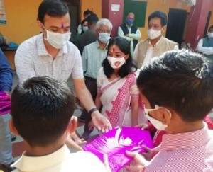 Hamirpur: Deputy Commissioner celebrated Holi with children of Bal Ashram