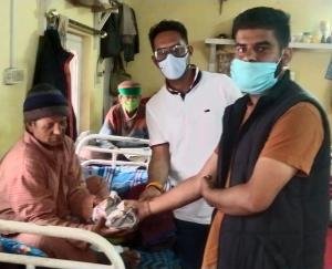 Distribution of fruits by Yuva Morcha Mandal Solan on the birthday of former Chief Minister Prem Kumar Dhumal